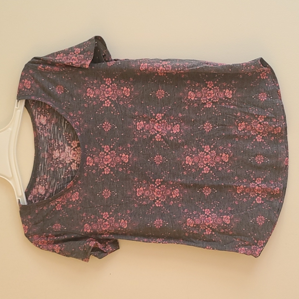 Mudd L Gray and Pink Floral Tee